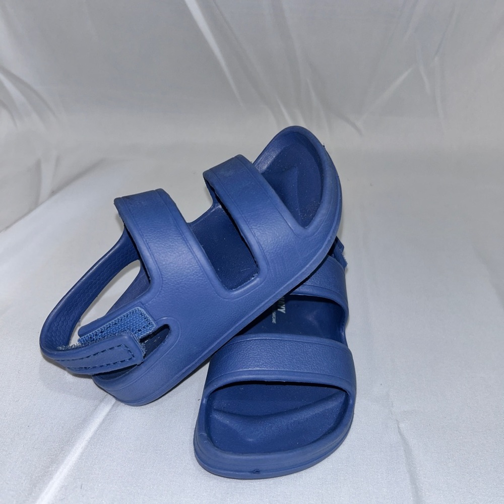 Boys  Old  Navy  size 5 runner Velcro sandals